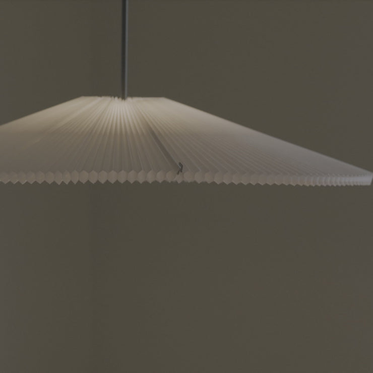 Slik kan du enkelt endre lysretning og utseende på den smarte taklampen Nebra Pendant Lamp fra New Works.