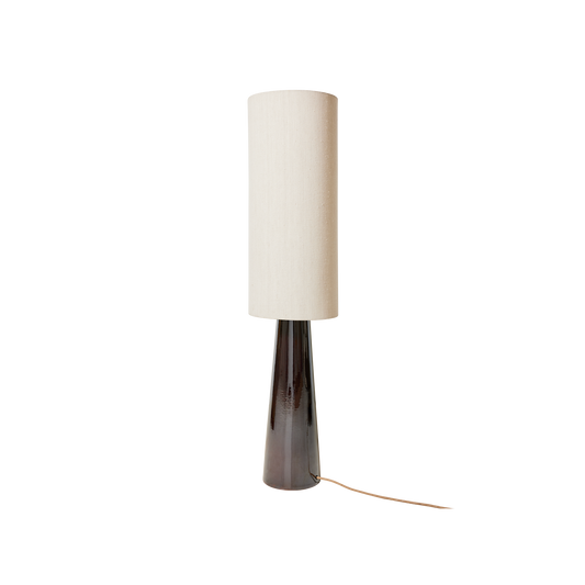 Ute etter en vakkert glasert vintageinspirert gulvlampe i keramikk? Da kan gulvlampen Cone Floor Lamp Brown XL fra Hk Living være akkurat det du er ute etter. Med den (nesten 1 meter) høyreiste sjokoladebrune lampefoten og den tilhørende (like høye) lampeskjermen i lys lin fremstår den som en slags overdimensjonert bordlampe – og uttrykket er både overraskende og elegant på samme tid. Denne blir et blikkfang i rommet, som avgir et diffust og mykt lys som skaper en stemningsfull atmosfære når den er tent.